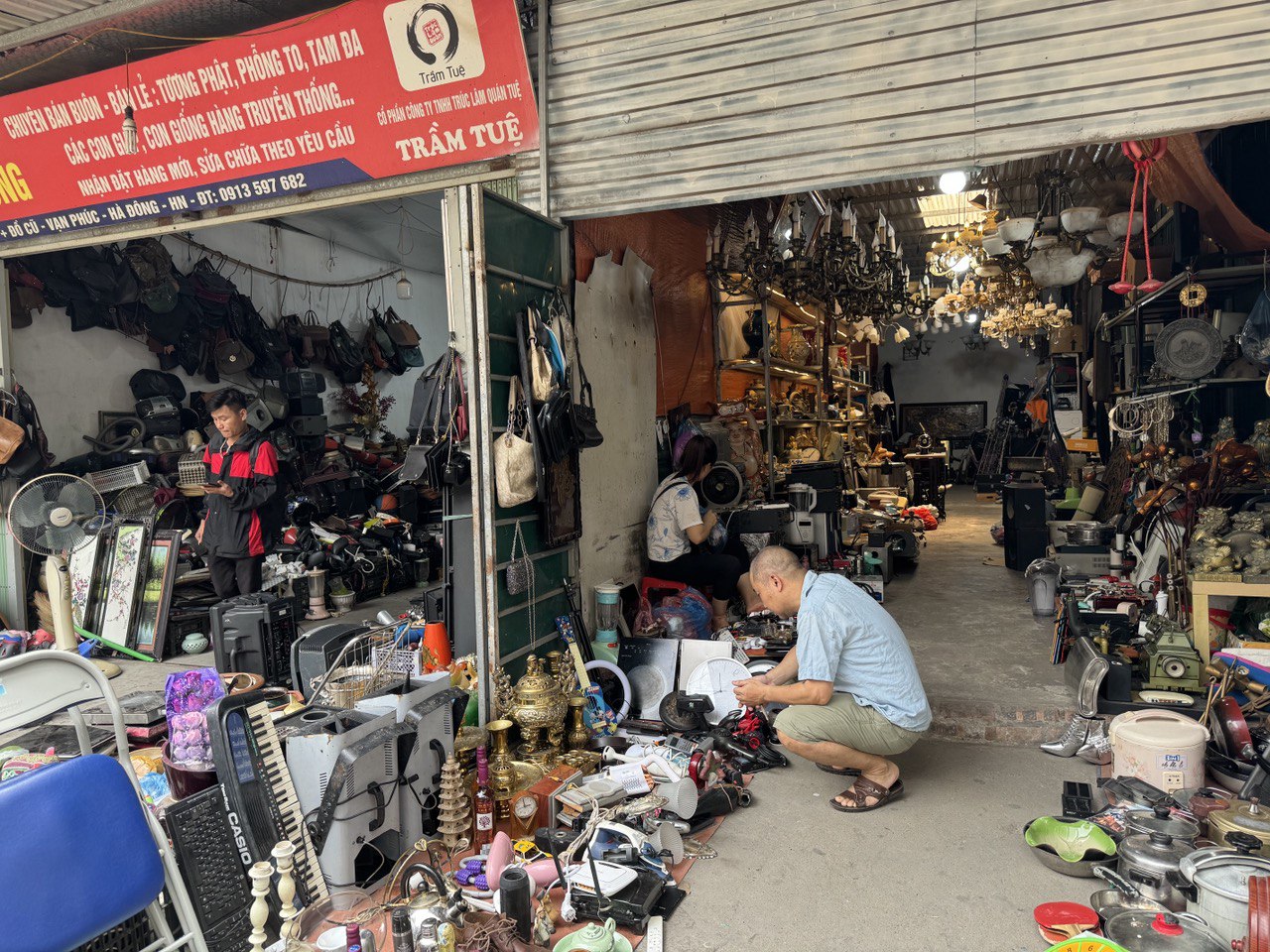 Tại đây, khách hàng có thể tìm được vô số những món đồ cũ được bày bán đa dạng từ thời “ông bà anh“, bao gồm đổ cổ, quần áo, túi ví, giày dép, đồ gia dụng, đồ điện tử, đồ dùng nhà bếp, tượng phật... với mức giá dễ thỏa mãn, từ 20.000 - 300.000 đồng/món.