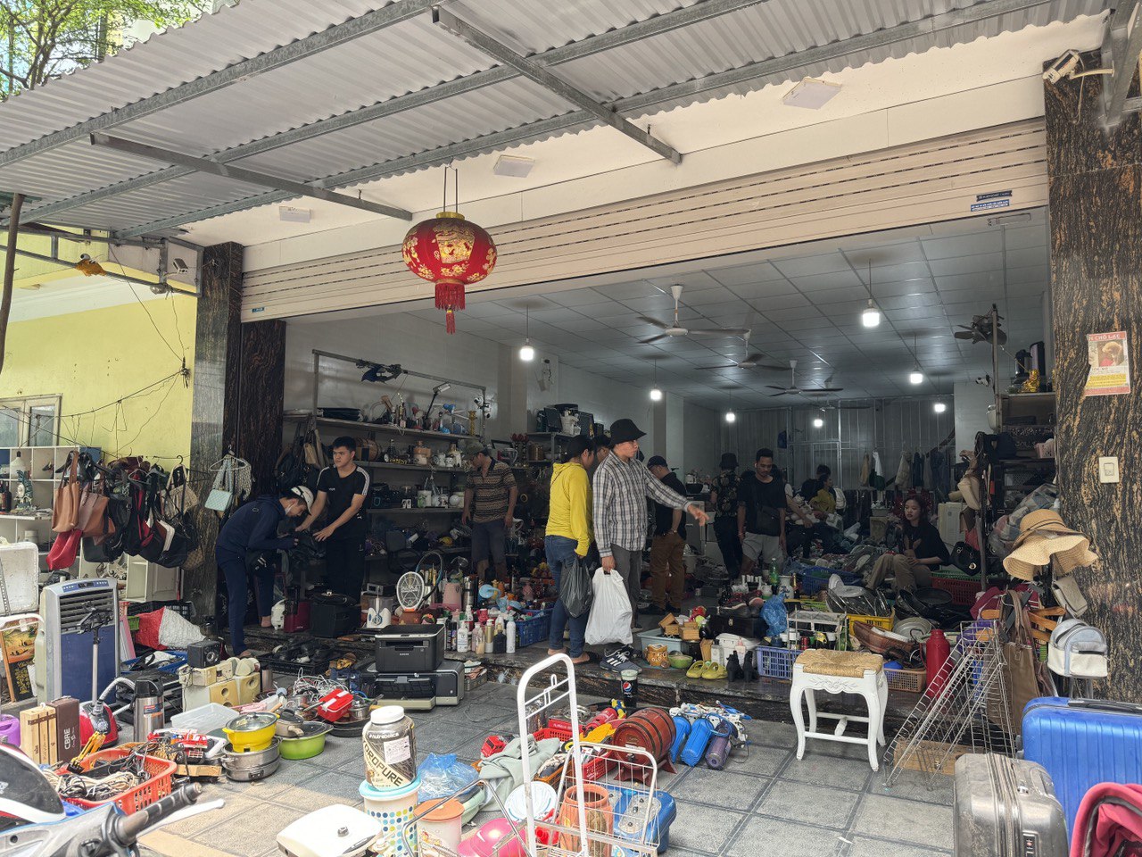Mặc dù là chợ đồ cũ, nhưng tất cả sản phẩm bày bán không hẳn là đồ cũ hoàn toàn. Nếu không tinh ý, bạn sẽ bị mua phải hàng mới trộn giữa đống đồ cũ với giá tương đương hàng mới bán ở chợ hay siêu thị.