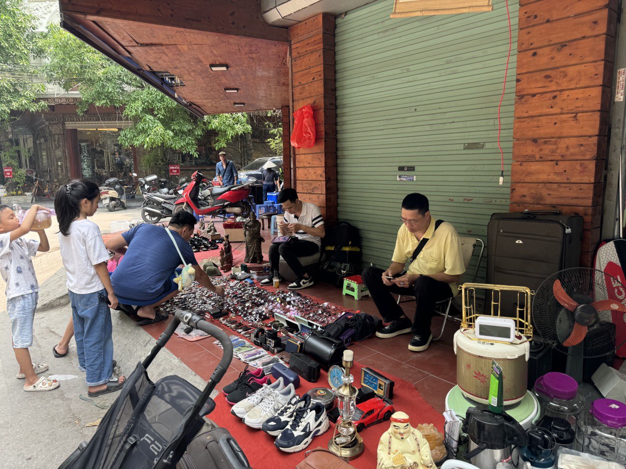 Khi mua đồ tại chợ đồ cũ Vạn Phúc, bạn nên lưu ý đến đúng ngày họp chợ phiên, sẽ có nhiều sự lựa chọn hơn. Tùy vào chất lượng sản phẩm, hãy trả giá với giá người bán đưa ra, có thể từ 1/3 - 1/2.