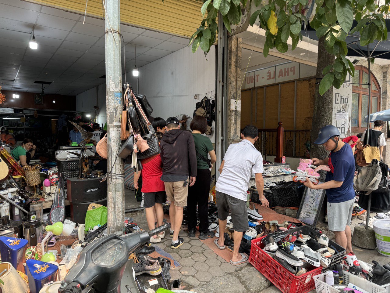 Có nhiều sản phẩm đã bị phủ bụi vì chẳng được ai sờ đến, thậm chí còn có những món đã hỏng.