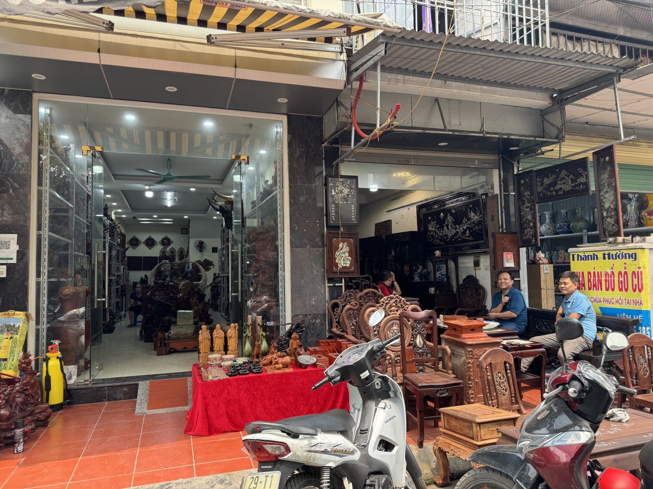 Đồ gỗ cũng được bày bán nhiều trong khu chợ.
