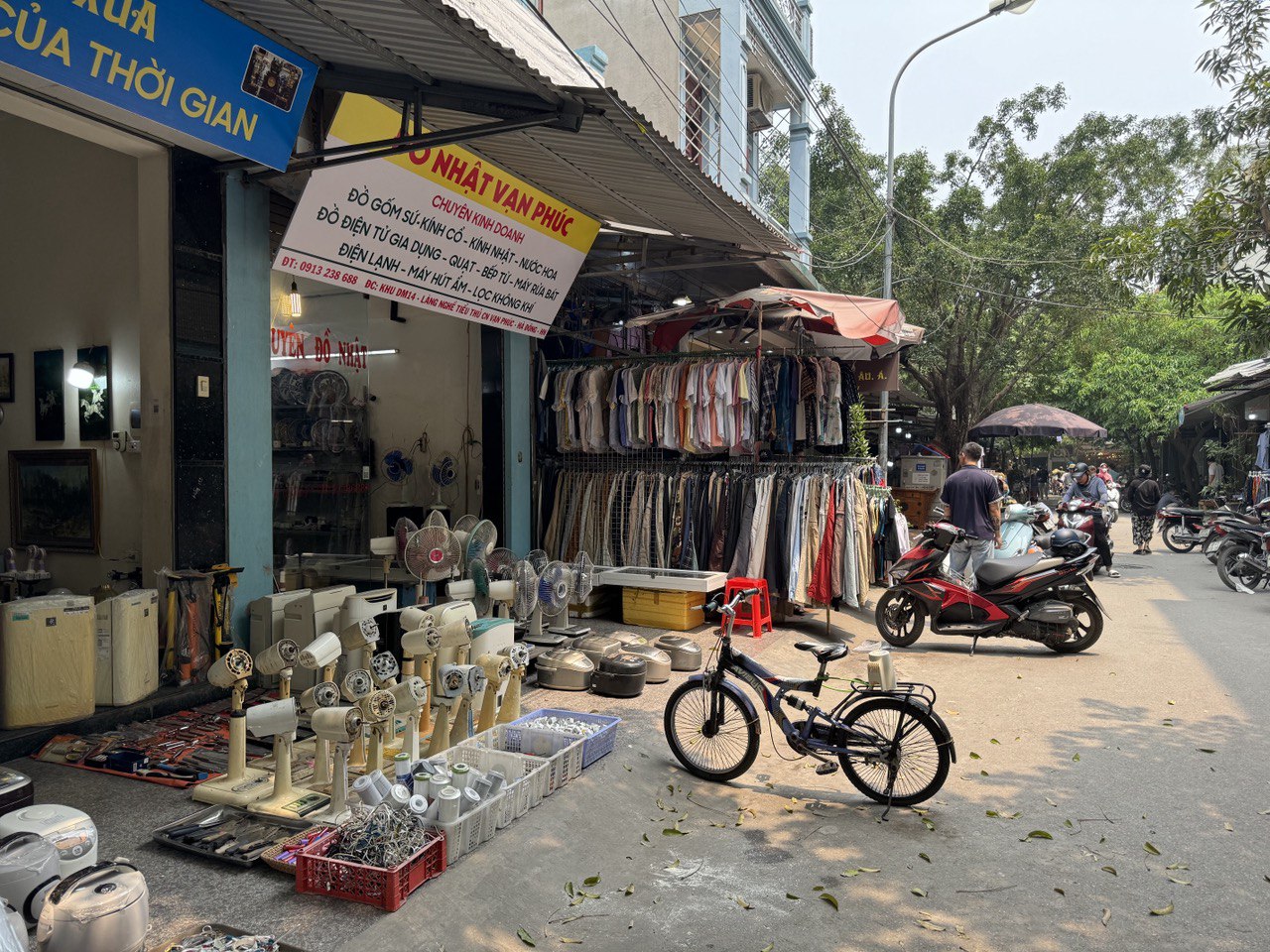 Có những gian hàng bày biện gọn gàng, giúp khách dễ dàng tìm mua sản phẩm họ muốn.