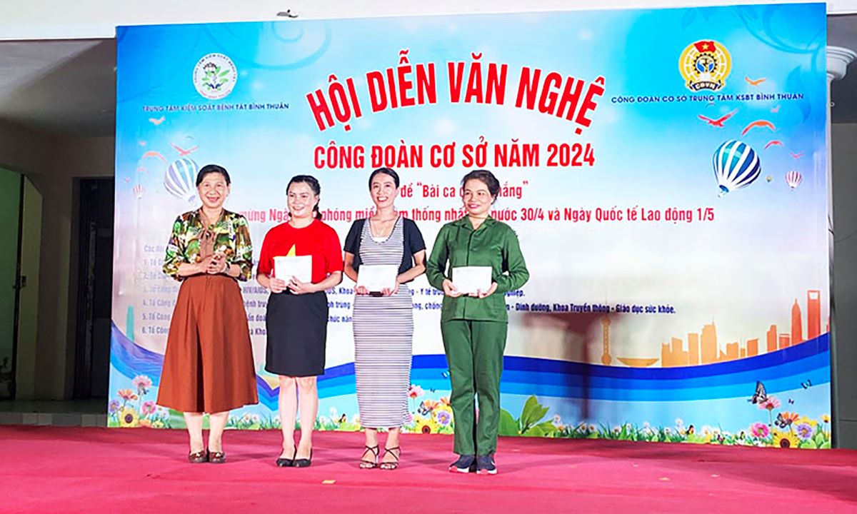 Bà Nguyễn Thị Xuân Loan, Chủ tịch Công đoàn ngành Y tế Bình Thuận trao thưởng cho các đội đạt giải. Ảnh: CĐN Y Tế