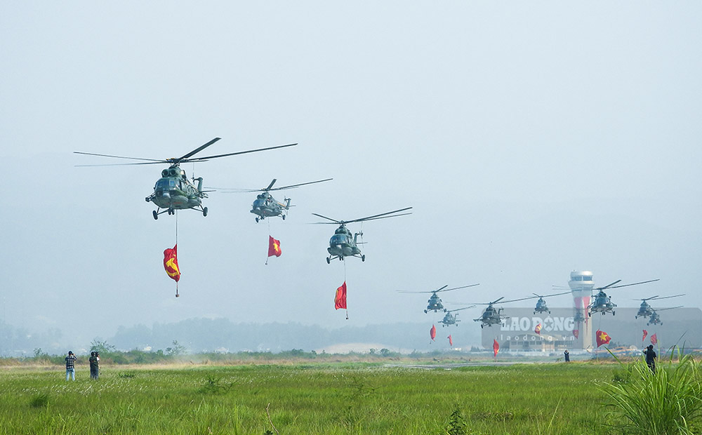 Mở đầu Cuộc diễu binh, diễu hành Kỷ niệm 70 năm Chiến thắng Điện Biên Phủ là các biên đội trực thăng vũ trang thuộc Quân chủng Phòng không - Không quân, Quân đội nhân dân Việt Nam mang theo cờ Đảng, cờ Tổ quốc