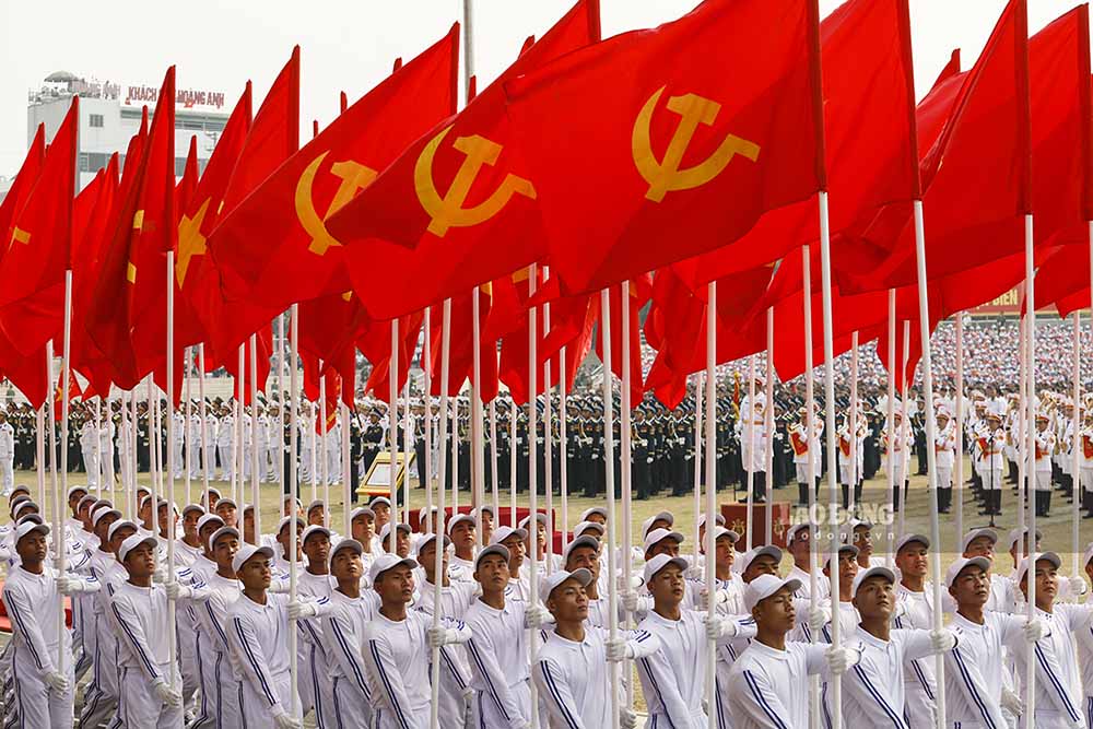 Những lá cờ tung bay trước gió tượng trưng cho lý tưởng, niềm tin chiến thắng; bản lĩnh, trí tuệ lãnh đạo của Đảng Cộng sản Việt Nam; sức mạnh của khối đại đoàn kết toàn dân tộc, được khơi nguồn, bồi đắp từ lịch sử, bừng cháy cho hôm nay và tỏa sáng đến mai sau. 