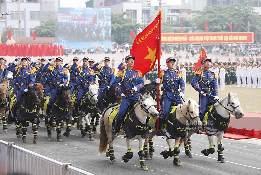 Khối kỵ binh với hình ảnh độc đáo luôn nhận được sự quan tâm của đông đảo người dân ngay từ những ngày tập luyện trên đường phố.