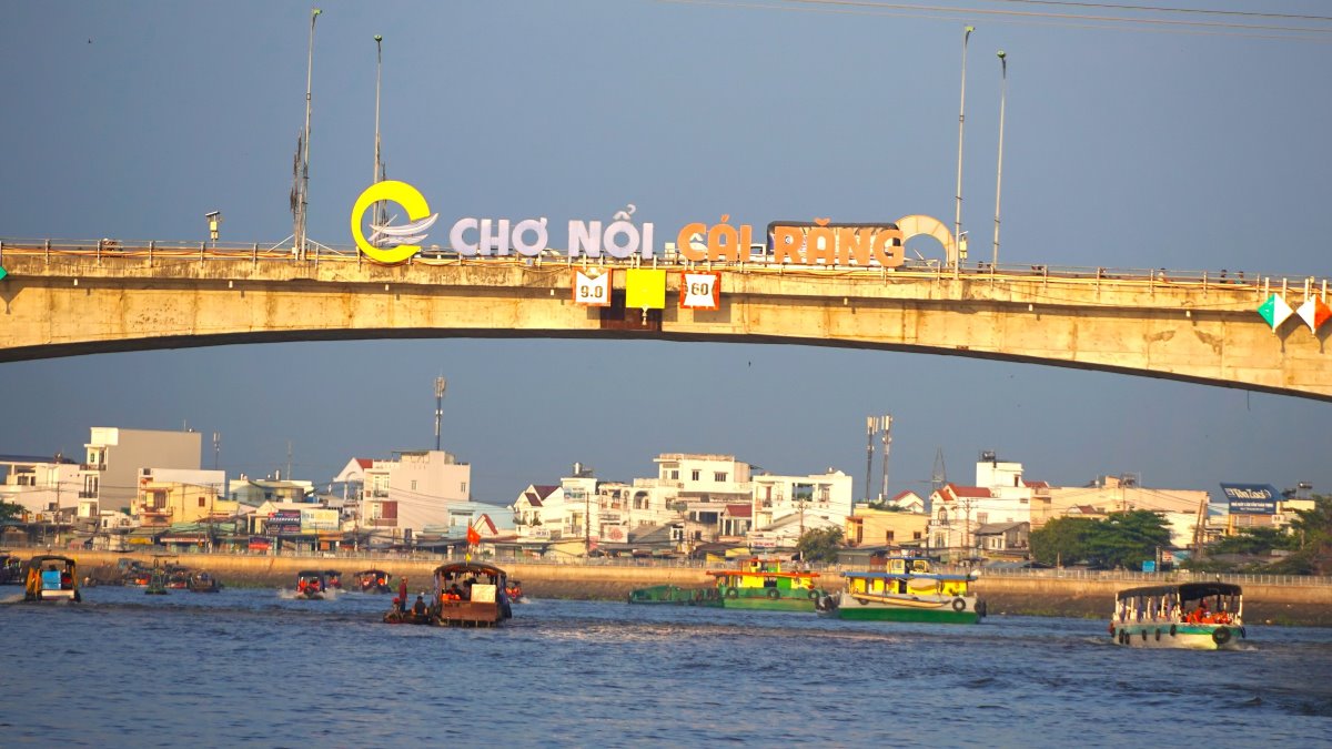 Là một trong những điểm nhấn du lịch sông nước của TP Cần Thơ, chợ nổi Cái Răng mang nét đặc trưng của các khu chợ nổi miền Tây, với phiên chợ nhộn nhịp, thuyền ghe dập dìu trao đổi mua bán, người dân và du khách cùng giao lưu văn hóa.