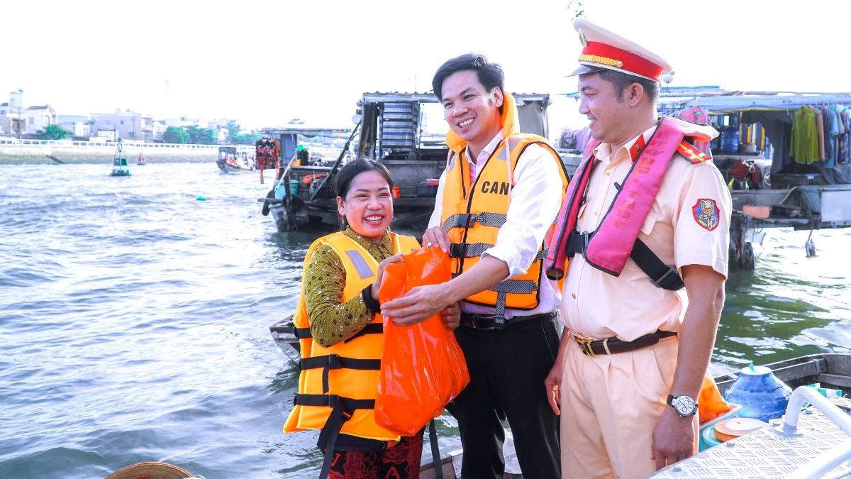 Nhiều thương hồ bày tỏ niềm vui khi được lực lượng chức năng quan tâm, nhắc nhở, tặng áo phao… Qua đó, giúp họ nắm rõ các quy định và thực hiện, đảm bảo an toàn trong sinh hoạt, mua bán trên sông nước hàng ngày.