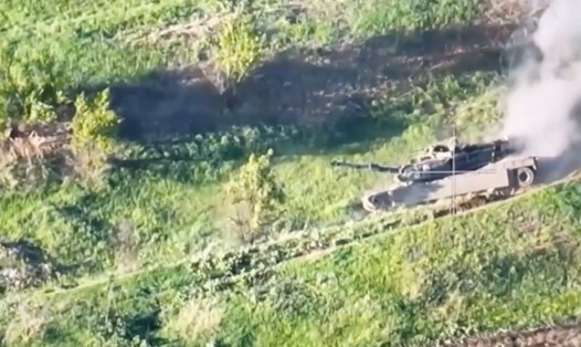 Xe tăng Abrams do Mỹ cung cấp cho Ukraina bị Nga tấn công bằng máy bay không người lái. Ảnh: Bộ Quốc phòng Nga