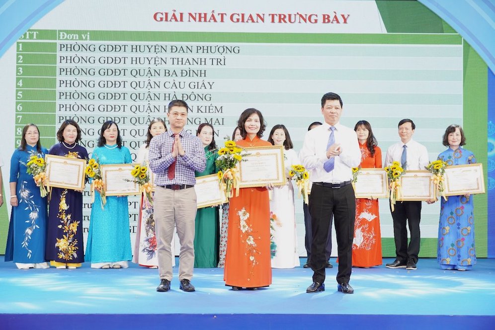Lãnh đạo Bộ GDĐT cùng Sở GDĐT Hà Nội trao giải Nhất gian trưng bày cho các đơn vị. 