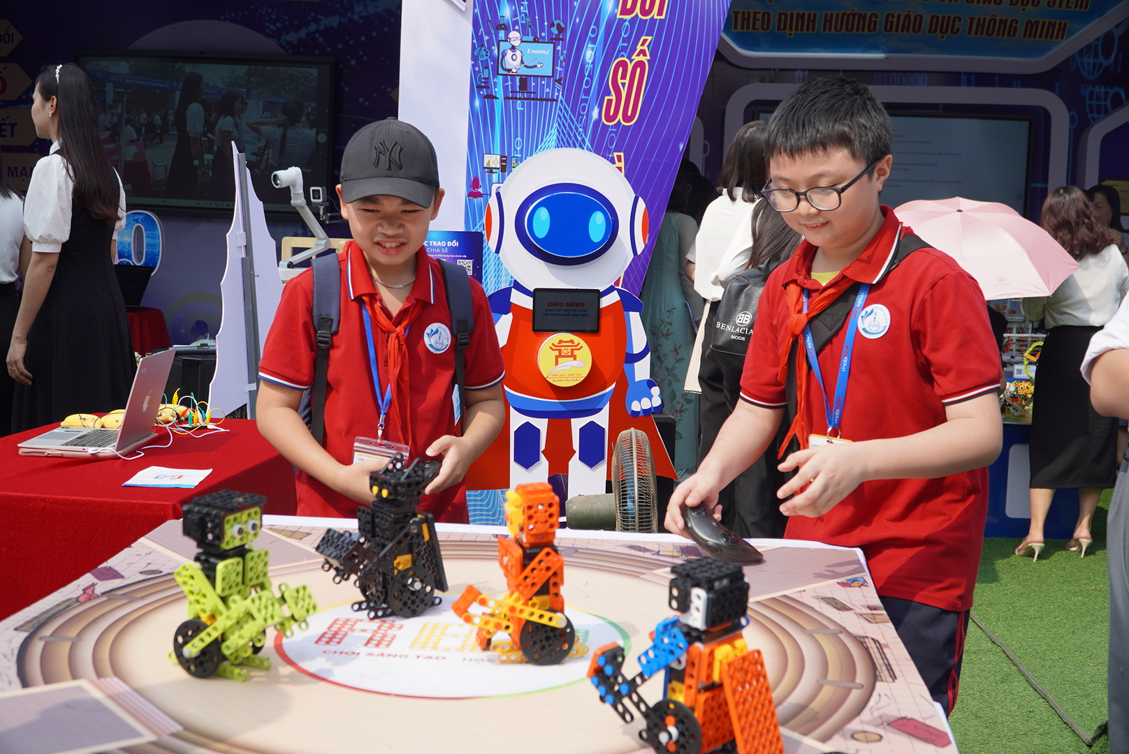 Học sinh tham gia các hoạt động giáo dục STEM.
