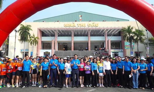  Phó Chủ tịch Tổng LĐLĐVN Ngọ Duy Hiểu và Phó Chủ tịch UBND tỉnh Đồng Nai Nguyễn Sơn Hùng động viên thăm hỏi các vận động viên tham gia bộ môn chạy việt dã nam - nữ. Ảnh: HAC