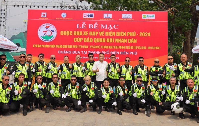 Câu lạc bộ mô tô Thành phố Hà Nội hoàn thành nhiệm vụ tại cuộc đua xe đạp về Điện Biên Phủ 2024. Ảnh: MTTPHN