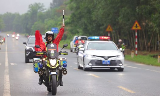 Thành viên câu lạc bộ môtô Thành phố Hà Nội làm nhiệm vụ tại cuộc đua xe đạp "Về Điện Biên Phủ - 2024, Cúp Báo Quân đội nhân dân". Ảnh: MTTPHN