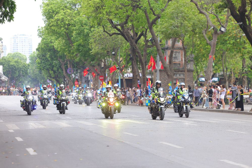 Câu lạc bộ mô tô Thành phố Hà Nội tại chặng 1 vòng quanh bờ hồ Hoàn Kiếm (Hà Nội). Ảnh: MTTPHN