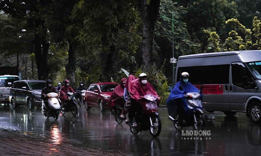 Chạy xe máy dưới trời mưa dễ gây té ngã. Ảnh: Hồng Diệp