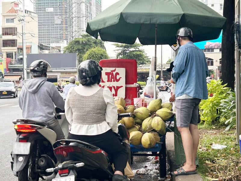 Dừa là mặt hàng được nhiều người dân chọn mua trong những ngày TPHCM nắng nóng. Ảnh: Hạ Mây