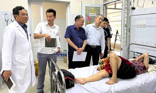 Đoàn công tác Cục An toàn thực phẩm (Bộ Y tế) thăm hỏi nắm tình hình bệnh nhân cấp cứu đang điều trị tại Bệnh viện Đa khoa khu vực Long Khánh. Ảnh: HAC
