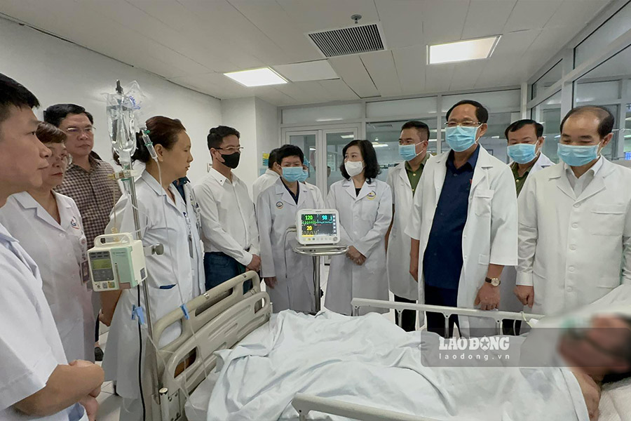 Ủy viên Trung ương Đảng, Phó Chủ tịch Quốc hội, Thượng tướng Trần Quang Phương có mặt tại Bệnh viện Giao thông vận tải thăm hỏi các nạn nhân trong vụ cháy. Ảnh: Việt Lâm