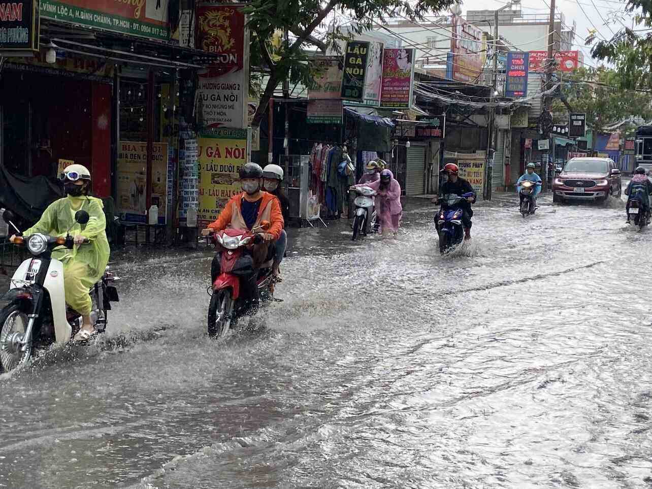 Theo ghi nhận của PV, mưa lớn kéo dài hơn 1h đã xảy ra tại huyện Bình Chánh, Quận 12, Bình Tân... Trong đó, tuyến đường Quách Điêu (huyện Bình Chánh)... bị ngập kéo dài khoảng 500m.