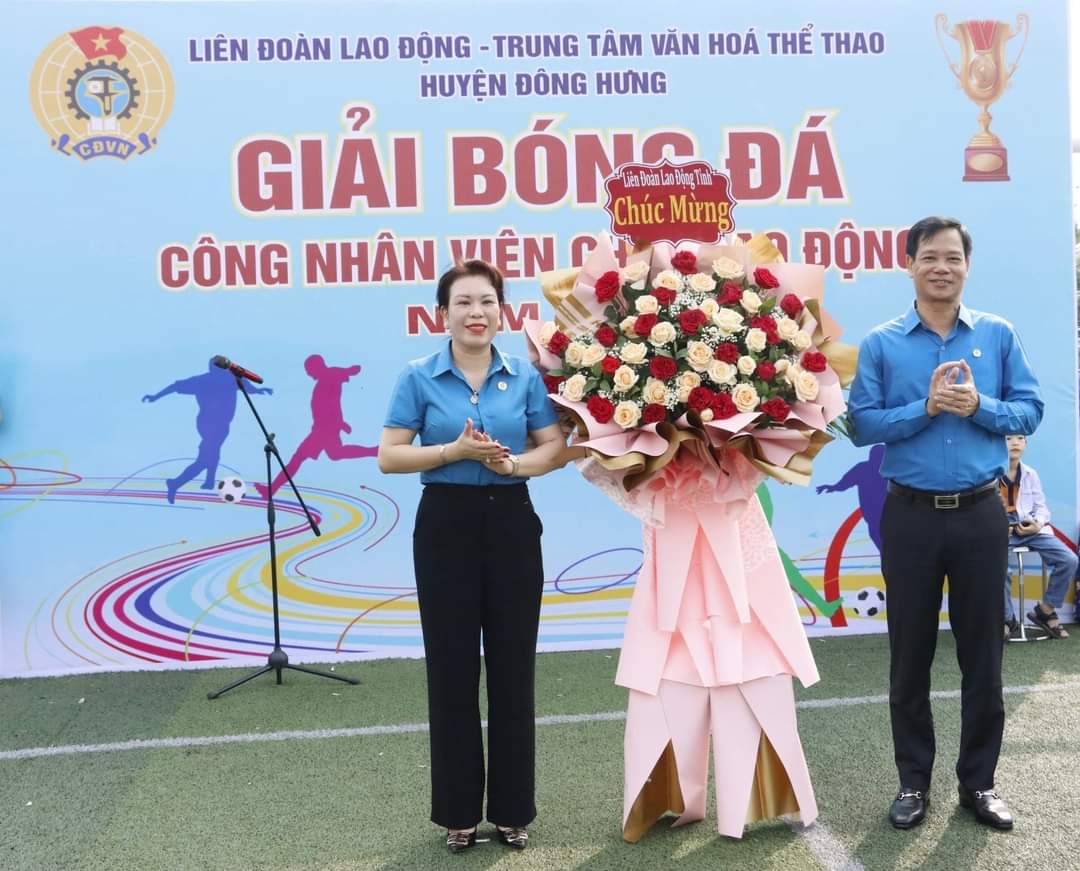 Phó chủ tịch Thường trực LĐLĐ tỉnh Nguyễn Thái Dương tặng hoa chúc mừng Giải bóng đá. Ảnh: Bá Mạnh