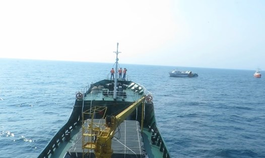 Các lực lượng chức năng vẫn đang nỗ lực tìm kiếm các thuyền viên mất tích. Ảnh: Cảnh sát biển Việt Nam