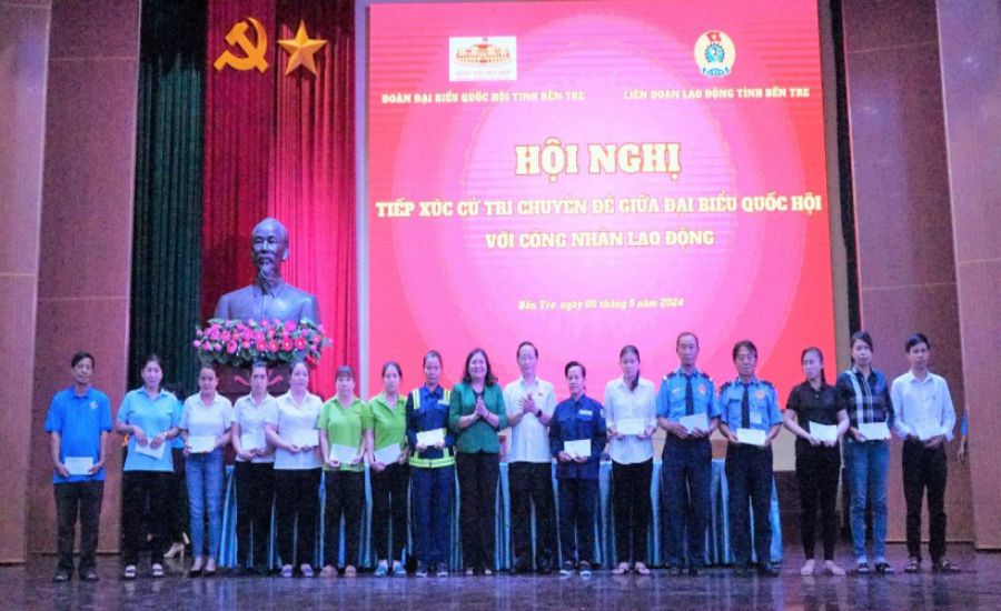 Trao tặng quà cho công nhân lao động có hoàn cảnh khó khăn. Ảnh: Thành Nhân