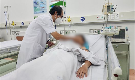 Bệnh nhi 13 tuổi nghi ngộ độc thực phẩm đang điều trị tại Bệnh viện Nhi đồng 1 TPHCM. Ảnh: NGUYỄN LY
