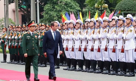 Bộ trưởng Bộ Quốc phòng Phan Văn Giang và Bộ trưởng Bộ Quân đội Pháp Sébastien Lecornu duyệt đội danh dự tại lễ đón. Ảnh: TTXVN