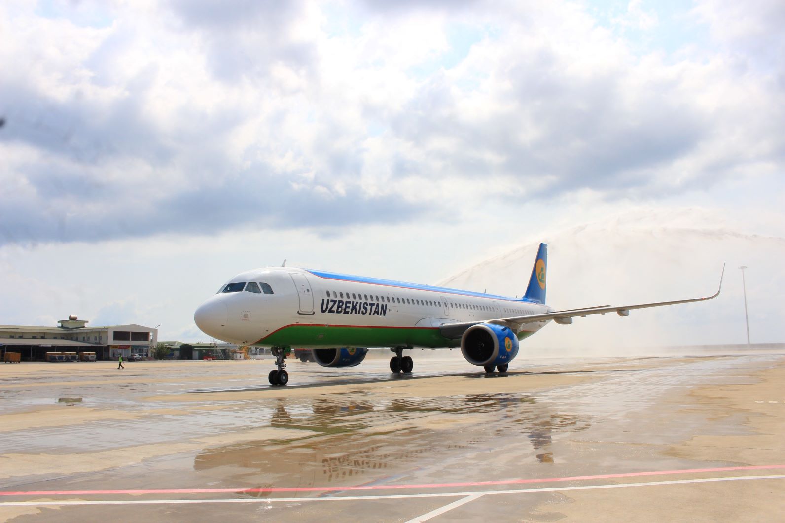 Chuyến bay đầu tiên của hãng hàng không Uzbekistan Airways trở lại Cảng hàng không quốc tế Cam Ranh sau thời gian phải tạm dừng khai thác. Ảnh: X.Hướng