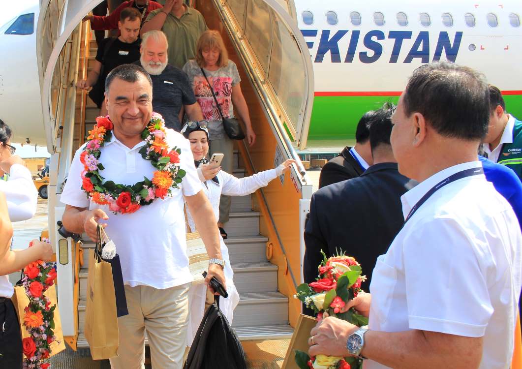  Chuyến bay của hãng hàng không Uzbekistan Airways đưa những du khách đầu tiên bước xuống sân bay Cam Ranh. Ảnh: X. Hướng