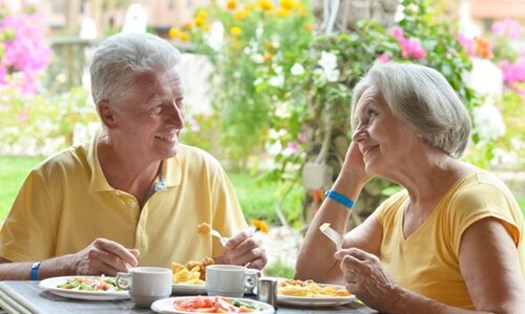 Người cao tuổi cần chú ý đến chế độ ăn uống trong ngày hè để đảm bảo sức khoẻ. Ảnh: Pixabay