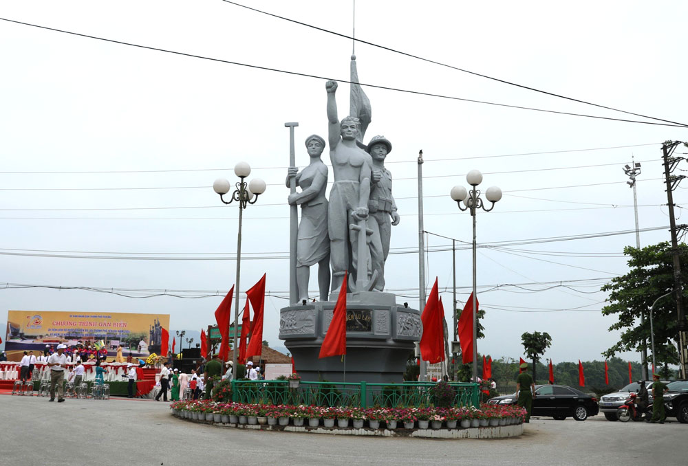 Tượng đài Bến Âu Lâu lịch sử ở phường Nguyễn Phúc, thành phố Yên Bái.