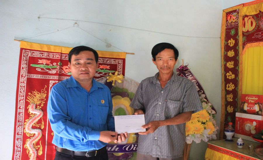 Lãnh đạo Công đoàn Quảng Nam thăm hỏi gia đình nạn nhân tử vong do TNLĐ. Ảnh: Công đoàn Quảng Nam