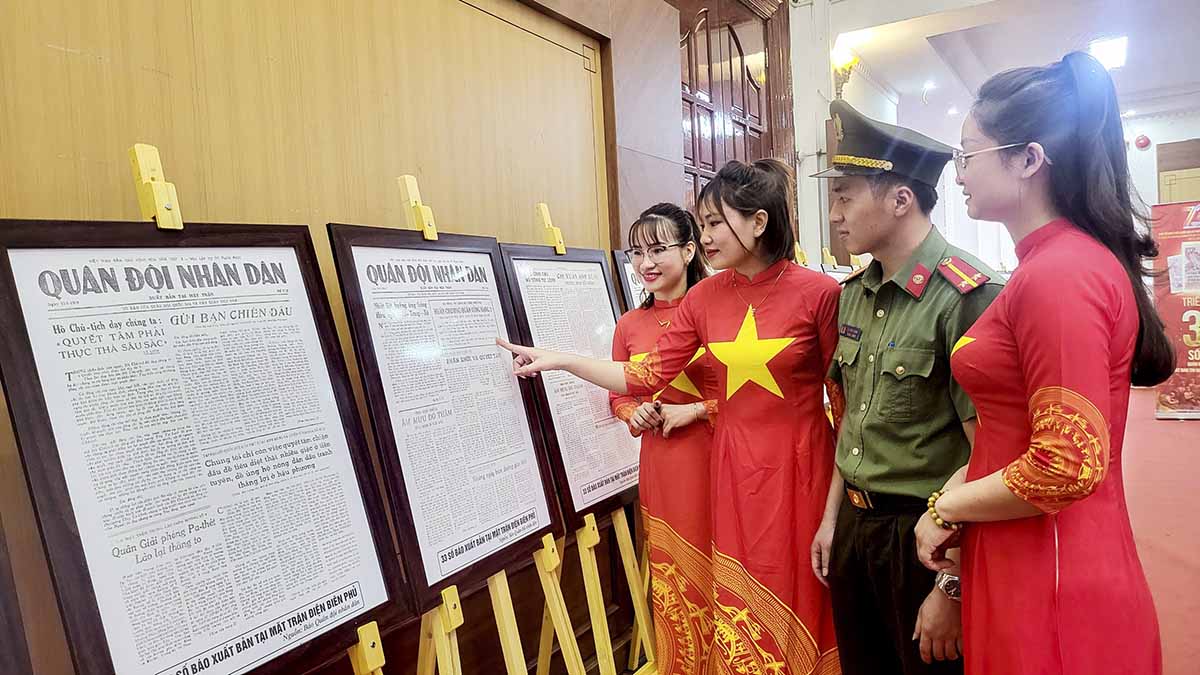 Đại biểu tham quan khu trưng bày 33 số báo Quân đội Nhân dân xuất bản tại mặt trận Điện Biên Phủ. Ảnh: Hương Trần