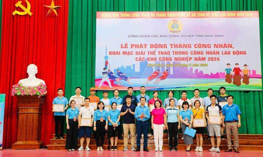 Lãnh đạo LĐLĐ tỉnh Ninh Bình và Công đoàn các KCN trao quà cho CNLĐ có hoàn cảnh khó khăn, bị tai nạn lao động.  Ảnh: Nguyễn Trường 
