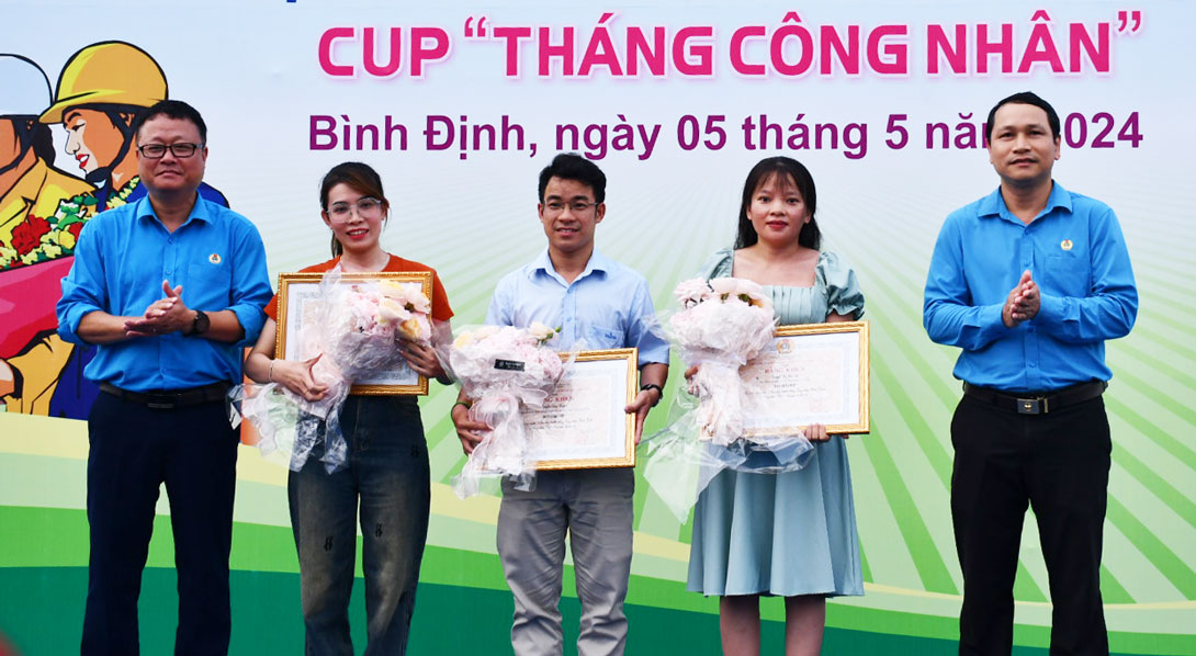 Lãnh đạo Liên đoàn Lao động Bình Định và Công đoàn Khu Kinh tế tỉnh trao thưởng cho các thí sinh đạt giải cao cuộc thi tìm hiểu lịch sử công đoàn. Ảnh: Xuân Nhàn.