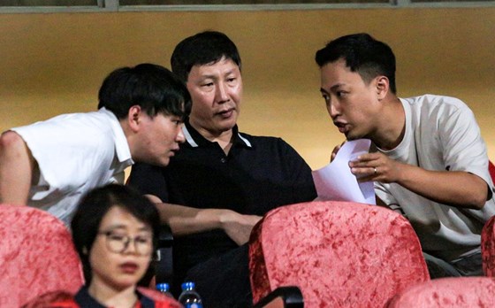 HLV tuyển Việt Nam - Kim Sang-sik vào việc ngay sau khi đến Hà Nội