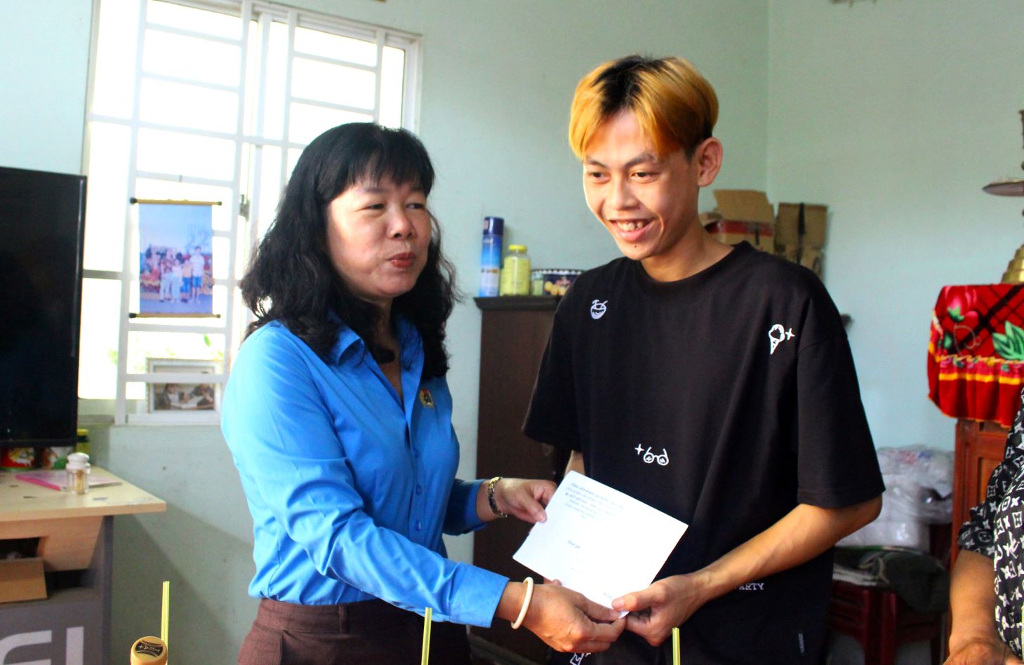 Bà Tuyết Vui trao hỗ trợ cho đoàn viên Trịnh Huỳnh Quốc Thái. Ảnh: Thanh Mai