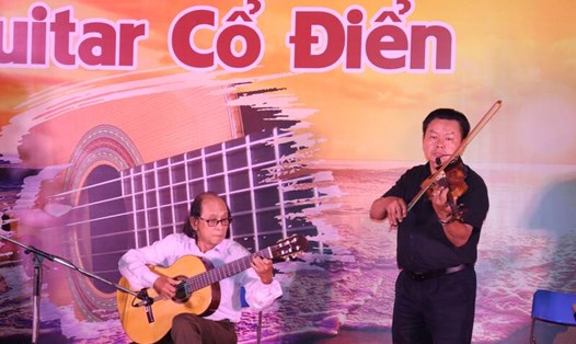 Nhà văn hoá Lao động TP Đà Nẵng tổ chức hoà nhạc guitar cổ điển với các guitarist đến từ TP Huế. Ảnh: Nguyễn Linh