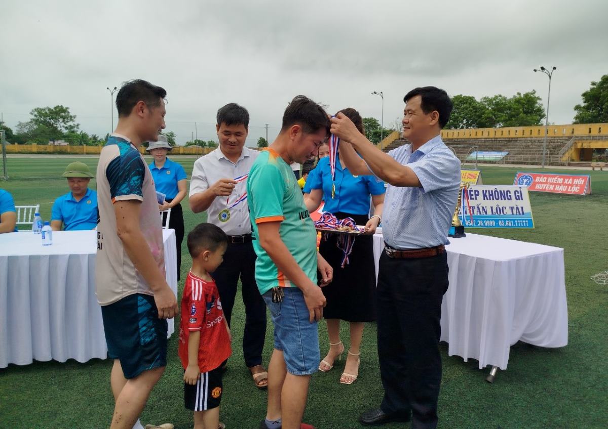 Đại diện lãnh đạo LĐLĐ tỉnh Thanh Hóa trao huy chương cho các cầu thủ đạt giải cao. Ảnh: Minh Hoàng