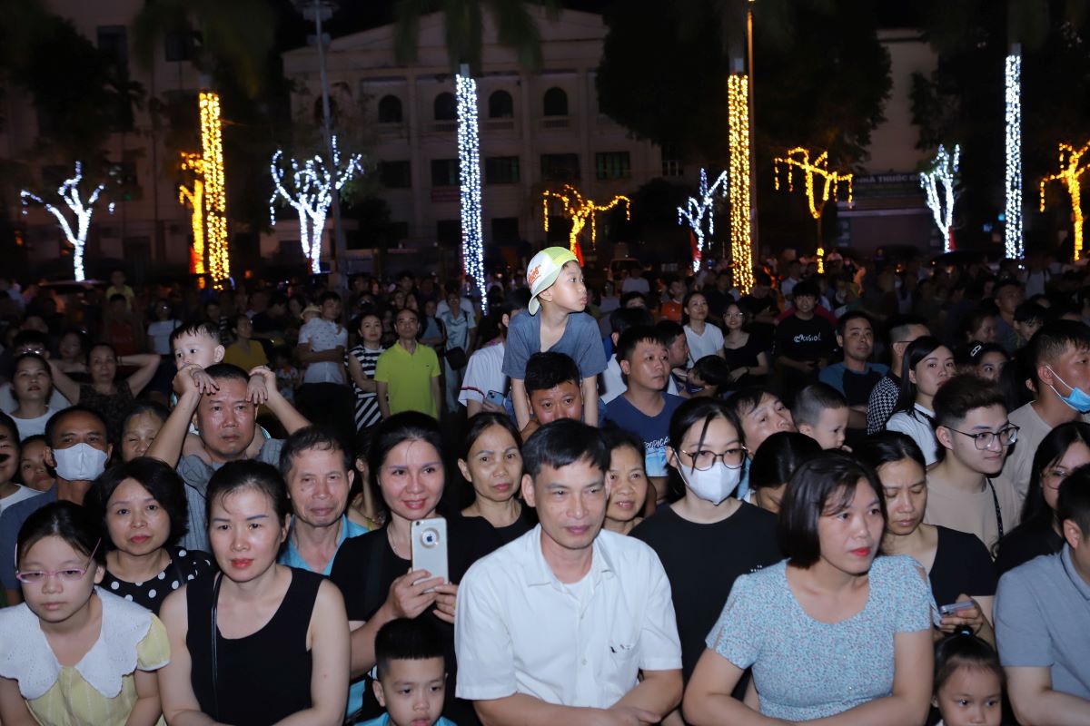 Đông đảo người dân Thanh Hóa dự Chương trình với niềm tự hào, xúc động vô bờ. 