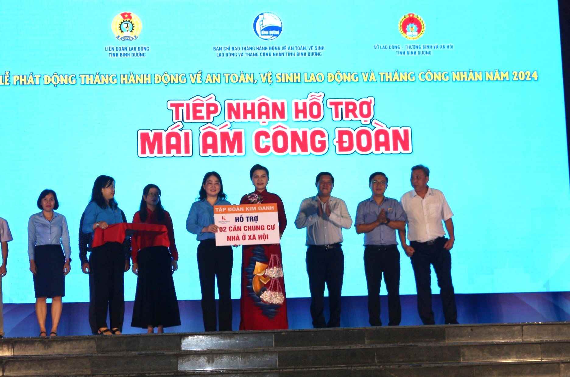 Bà Nguyễn Kim Loan - Chủ tịch LĐLĐ tỉnh nhận 