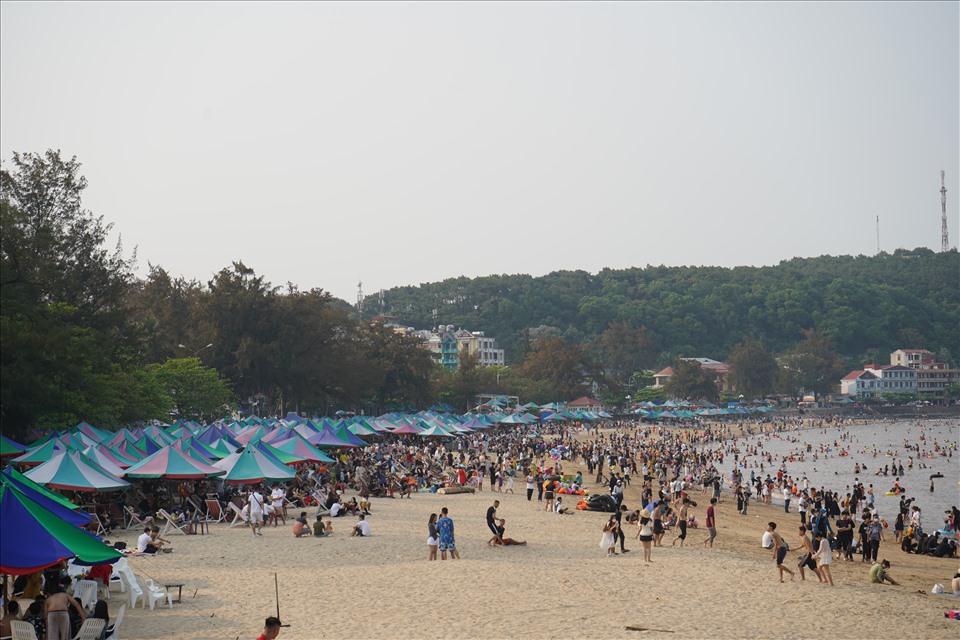 Bãi biển Đồ Sơn (Hải Phòng) trong kỳ nghỉ lễ giỗ Tổ Hùng Vương năm 2022. Ảnh: Mai Dung
