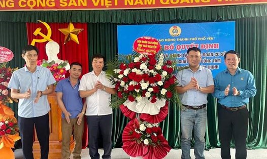 LĐLĐ thành phố Phổ Yên trao quyết định thành lập công đoàn cơ sở. Ảnh: CĐ Thái Nguyên
