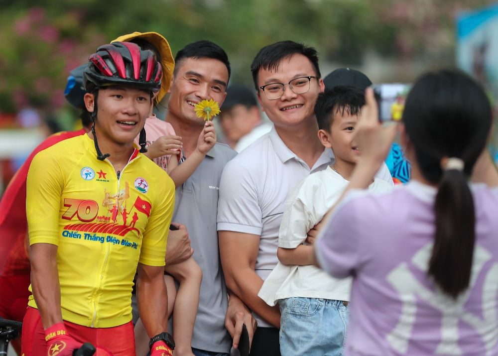 Người dân dành tình cảm lớn cho vận động viên Phạm Lê Xuân Lộc (Quân đội - áo vàng). Tay đua sinh năm 2005 dành cả 4 chiếc áo danh giá của cuộc đua.