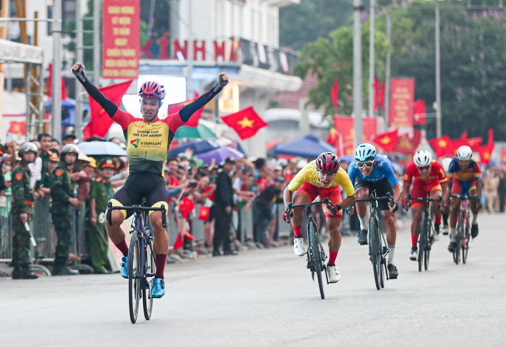Tay đua Nguyễn Văn Bình của đội TPHCM về nhất chặng 5 với thời gian 1 giờ 02 phút 30 giây. 
