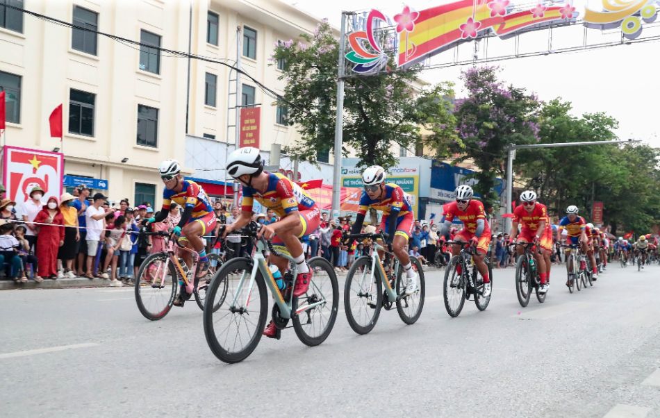 Ngày 5.5, chặng 5 (chặng cuối) của cuộc đua xe đạp “Về Điện Biên Phủ - 2024, Cúp Báo Quân đội nhân dân” đã diễn ra với lộ trình dành 40,8km vòng quanh TP. Điện Biên Phủ.