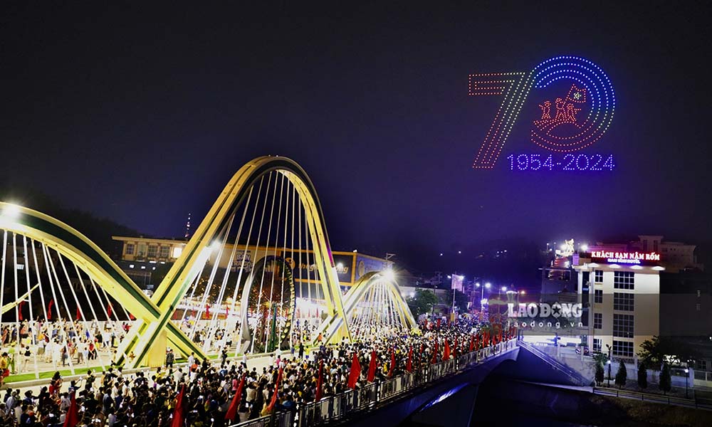 Theo ghi nhận của phóng viên, dù 21h30 màn trình diễn ánh sáng mới diễn ra, nhưng từ 19h00, hàng vạn người dân đã có mặt khu vực Cầu Thanh Bình và quanh Tượng đài Chiến thắng Điện Biên Phủ để đón xem.