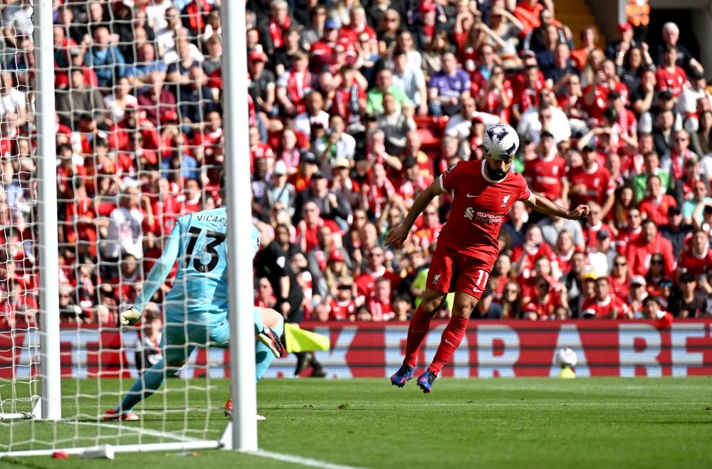 Salah đánh đầu tung lưới Vicario, mở tỉ số cho Liverpool. Ảnh: EPL.